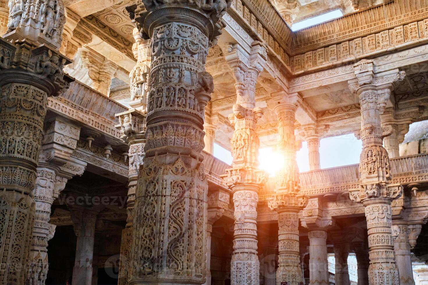 columnas de hermosa ranakpur jain templo en ranakpur, rajastán India foto