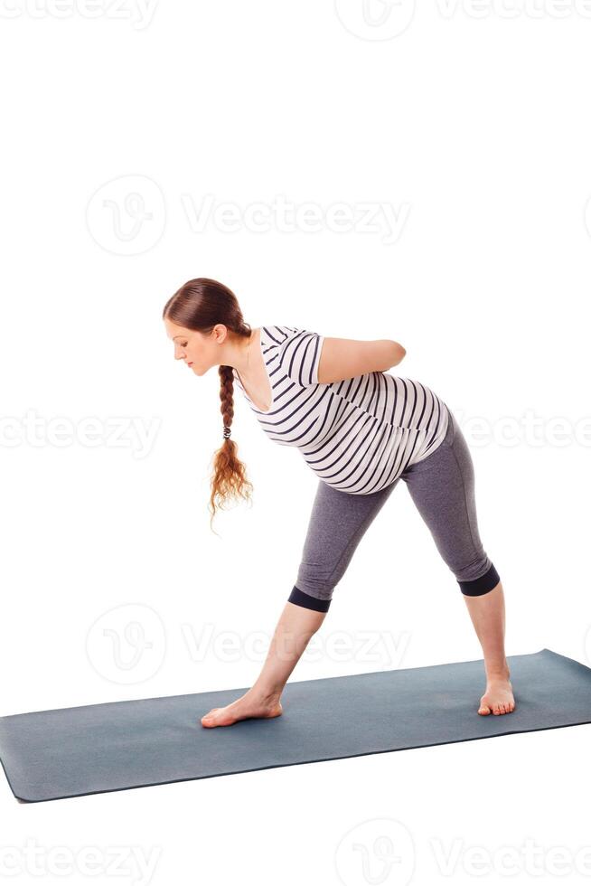 embarazada mujer haciendo yoga asana parsvottanasana aislado foto