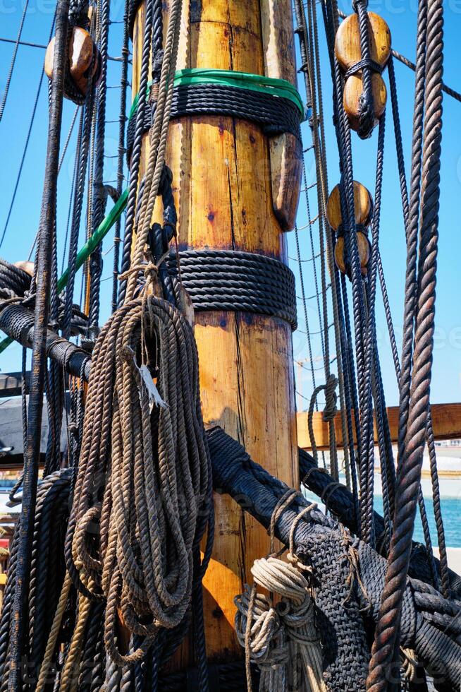 mástil de antiguo de madera años de vela navegación Embarcacion con cuerdas cordería. y sudario foto