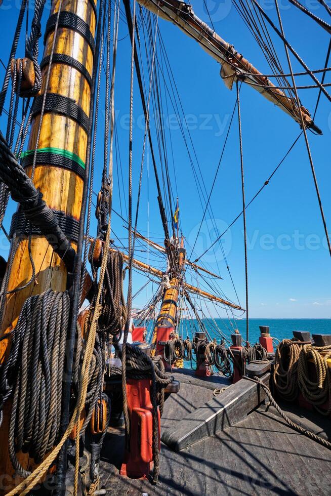 cubierta con mástiles y cuerdas de de madera años de vela navegación Embarcacion foto