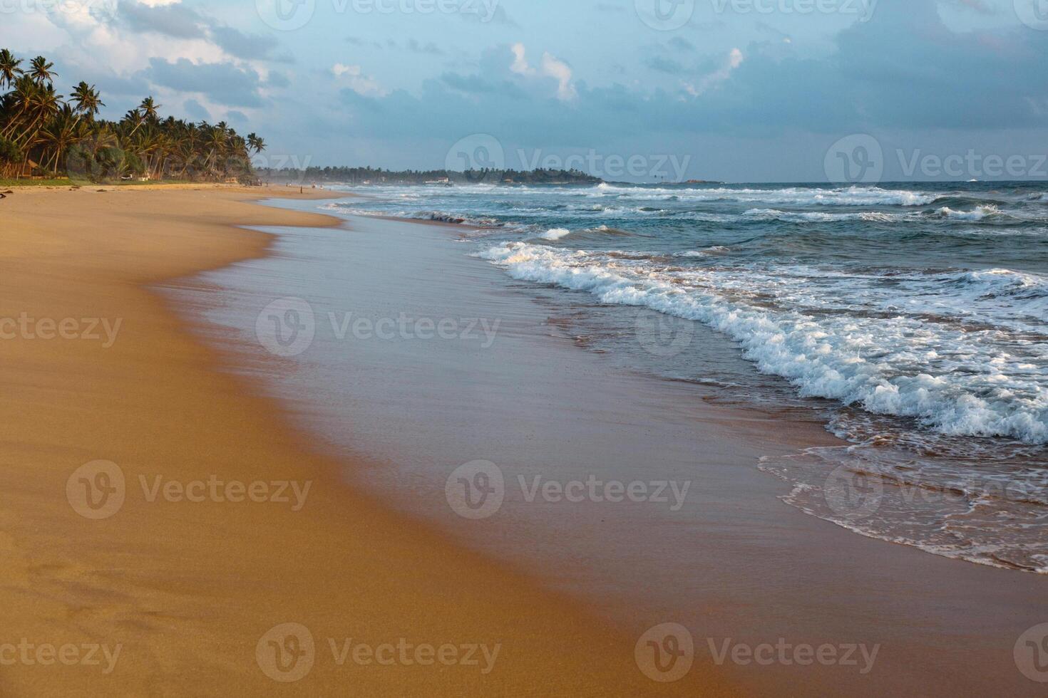 Oceano puesta de sol a sri lanka playa foto