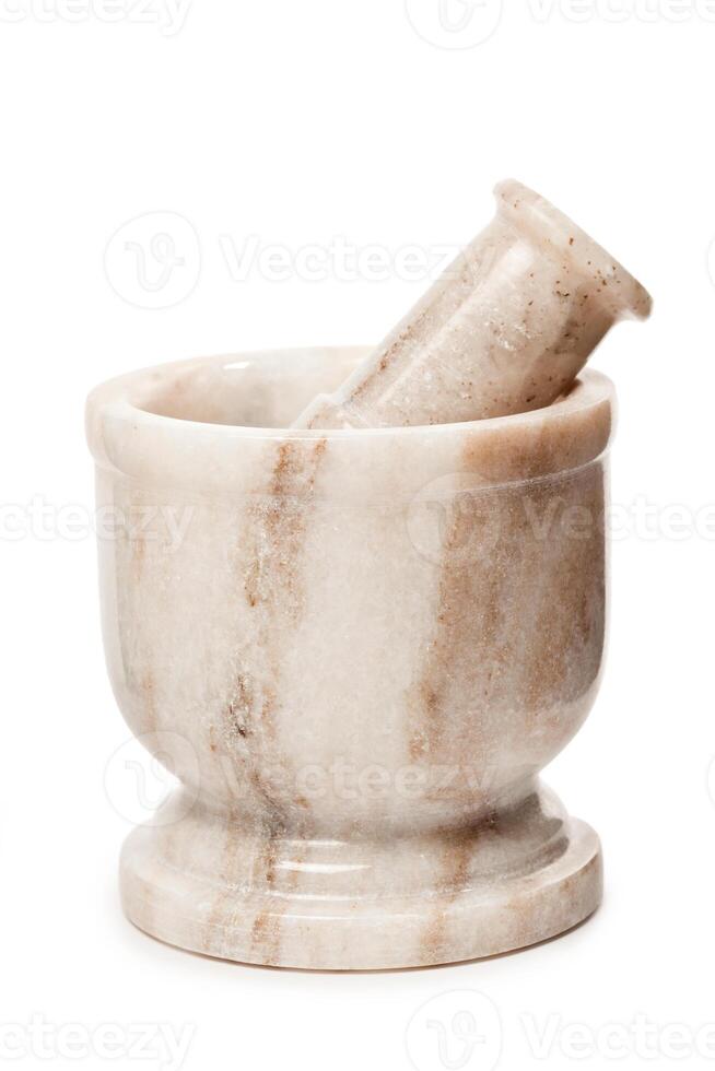 mármol mortero y mano de mortero en blanco foto