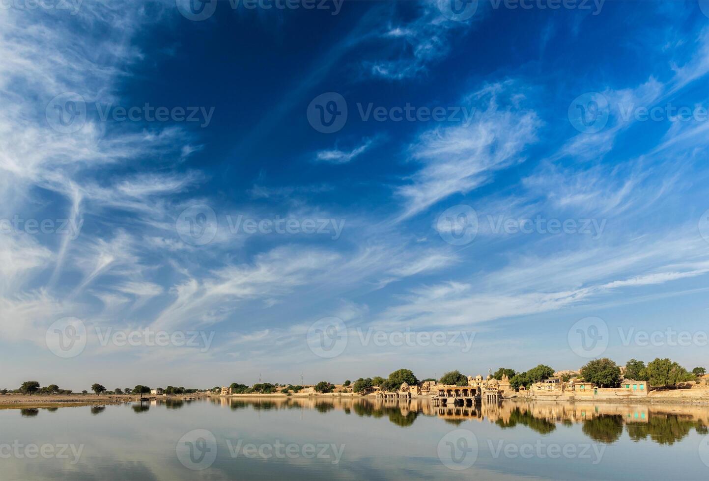 gadi sagar artificial lago. jaisalmer, rajastán, India foto