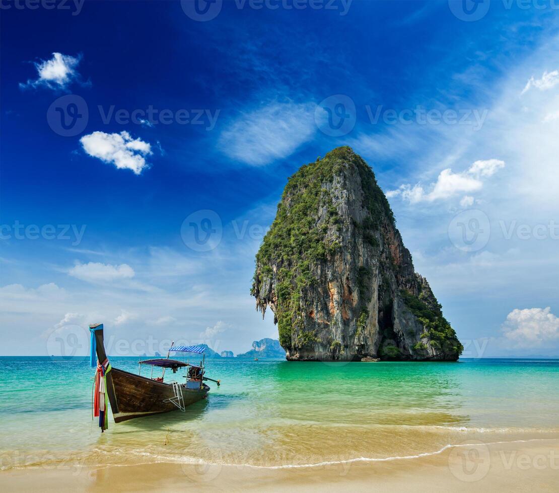 Barco de cola larga en la playa, Tailandia foto