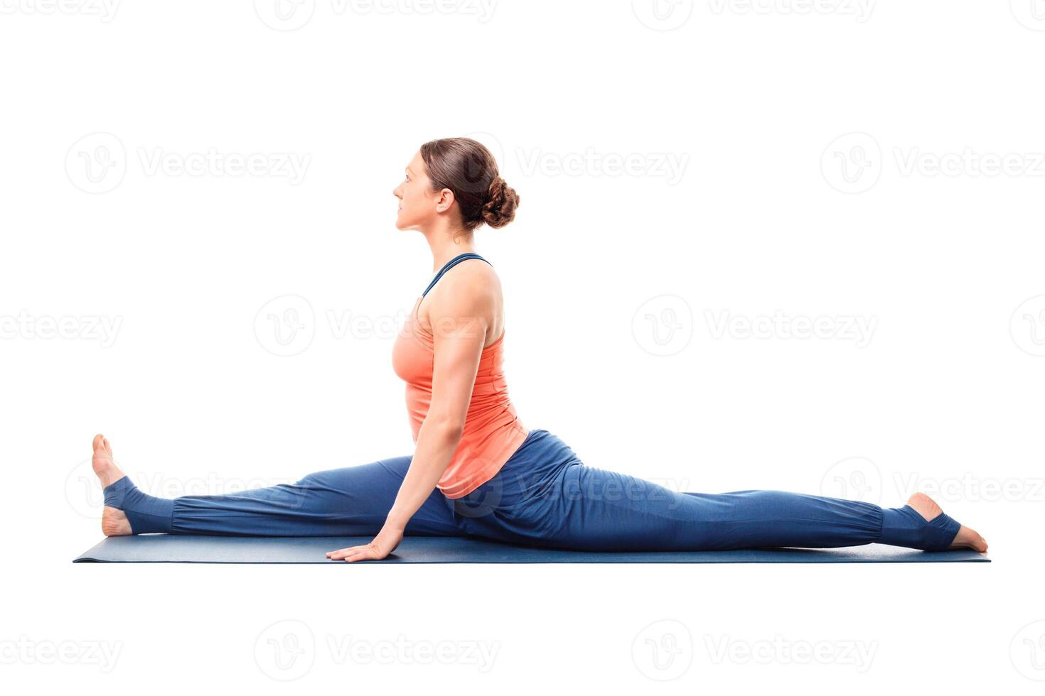 mujer haciendo hatha yoga asana hanumanasana divisiones foto