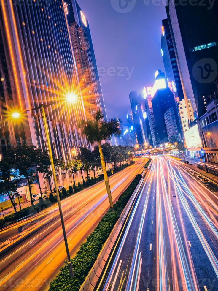 calle tráfico en hong kong a noche foto