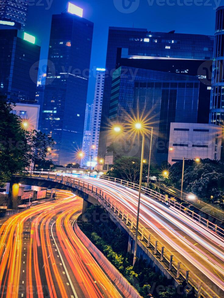 calle tráfico en hong kong a noche foto