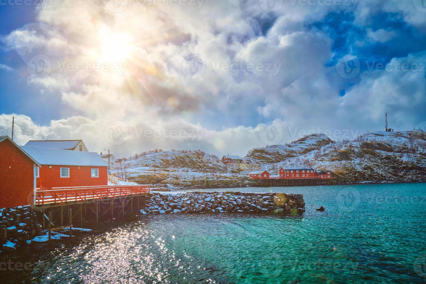rojo rorbu casas, lofoten islas, Noruega foto