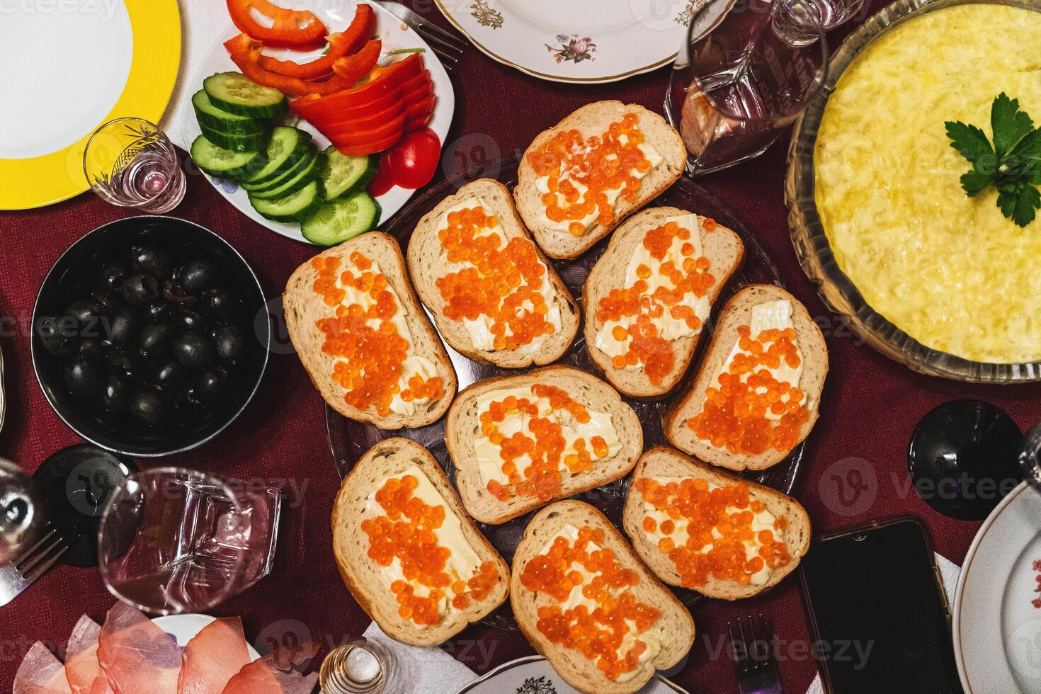 hecho en casa festivo almuerzo con sándwiches, rojo caviar, manteca, aceitunas foto