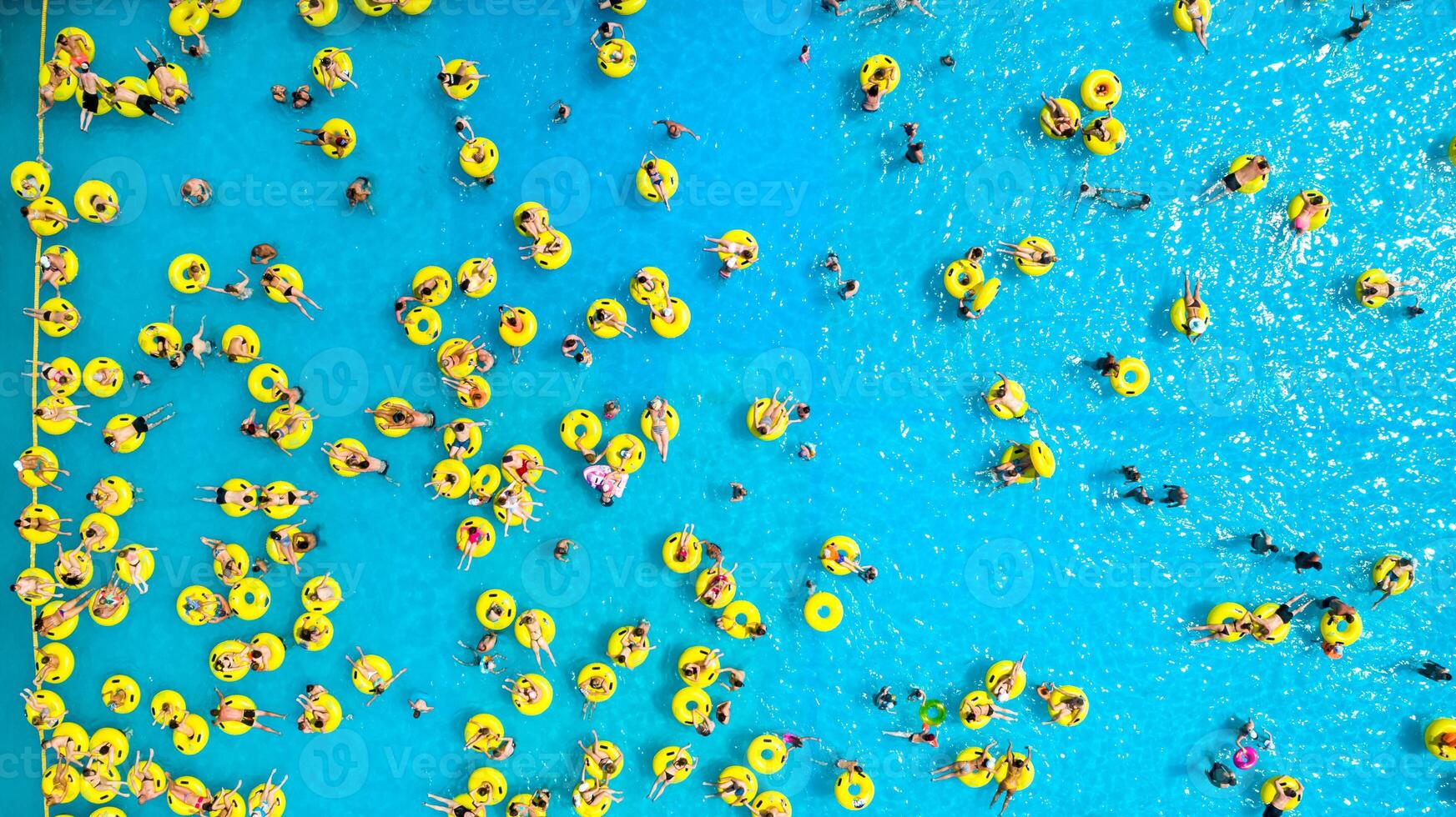 parte superior ver de personas relajante en el piscina en amarillo inflable círculos foto