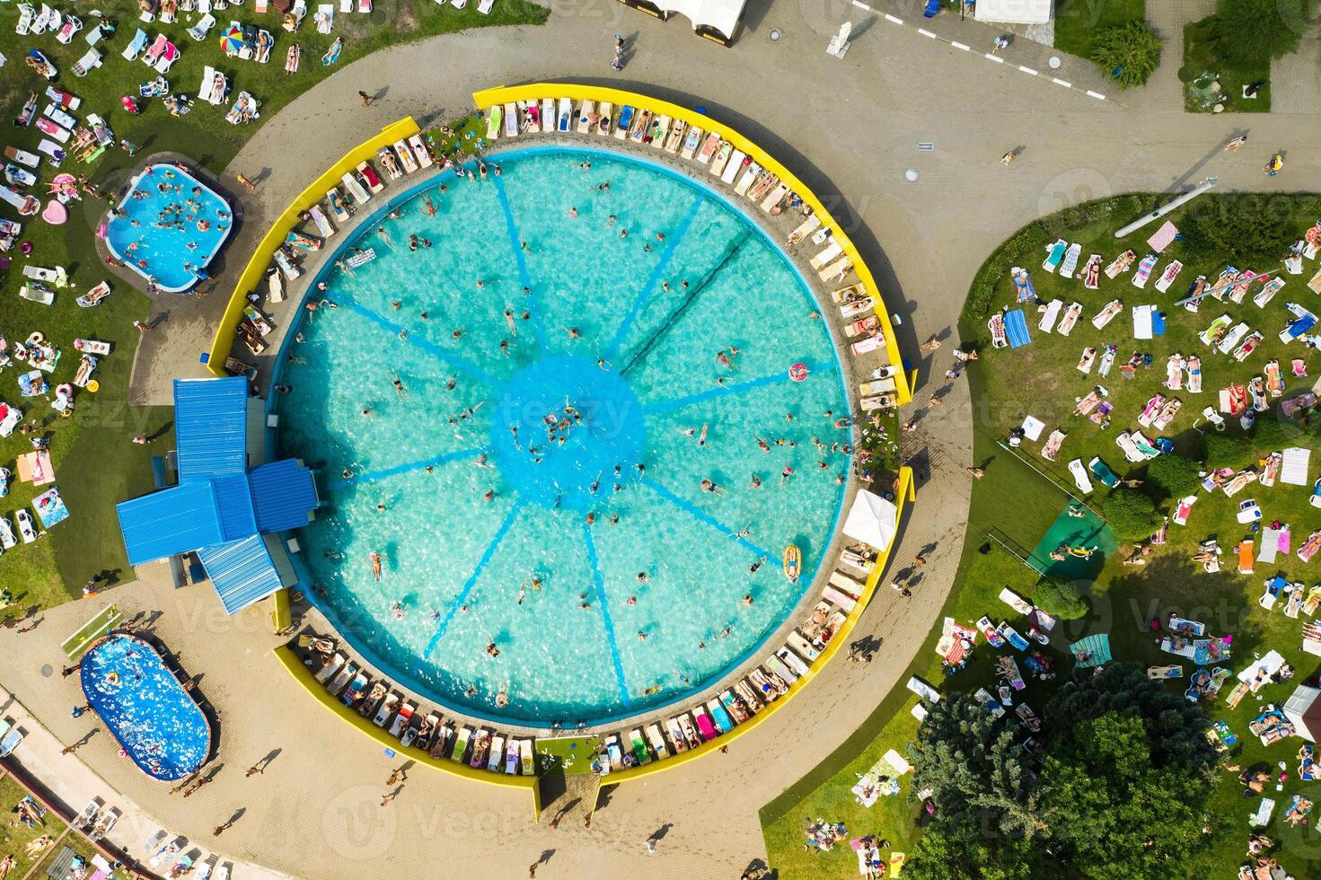 parte superior ver de un al aire libre sitio para personas a relajarse dónde allí es un nadando piscina y un lote de Dom camas foto