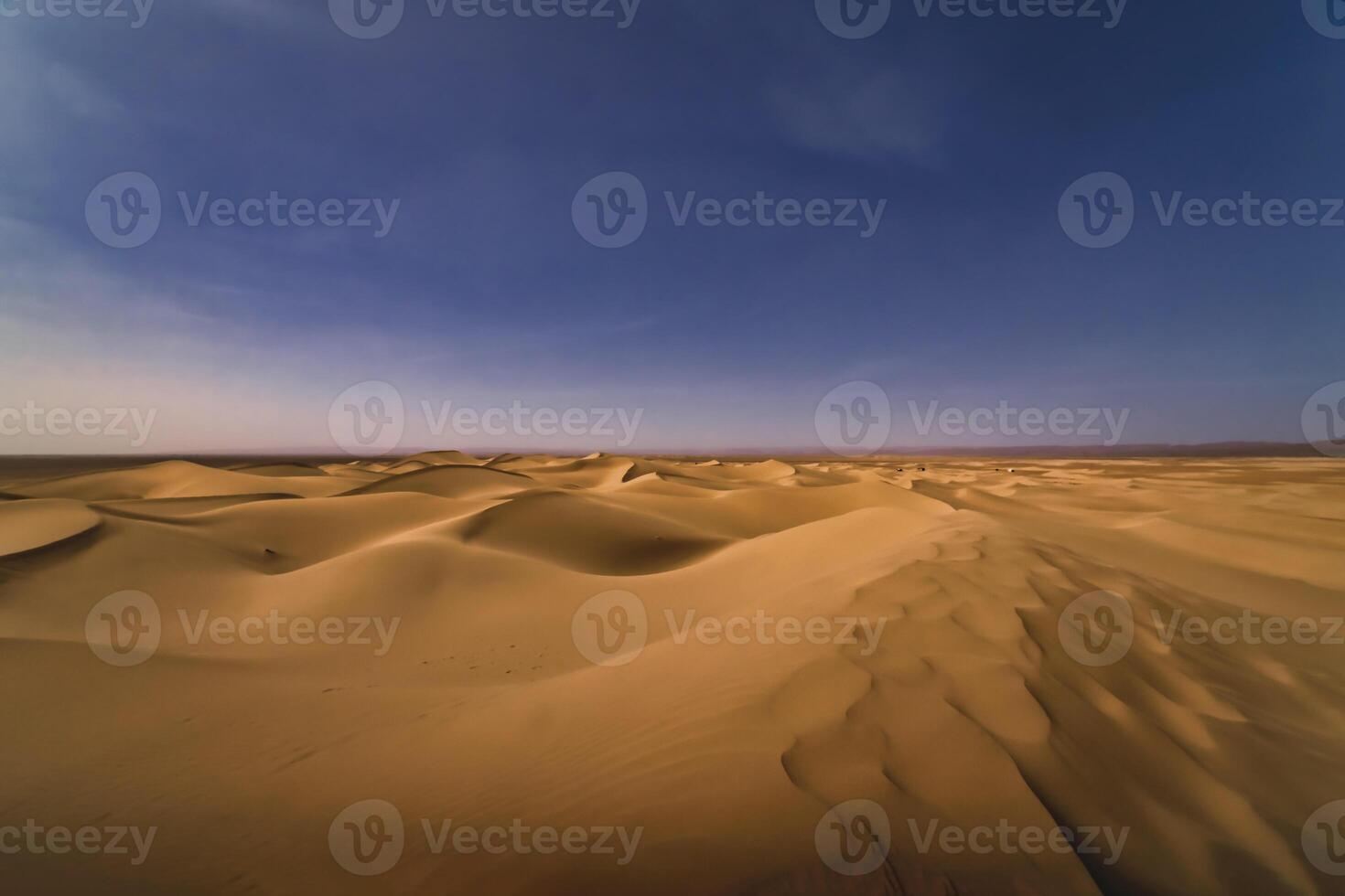 un panorámico arena duna de Sáhara Desierto a mhamid el guizlane en Marruecos amplio Disparo foto