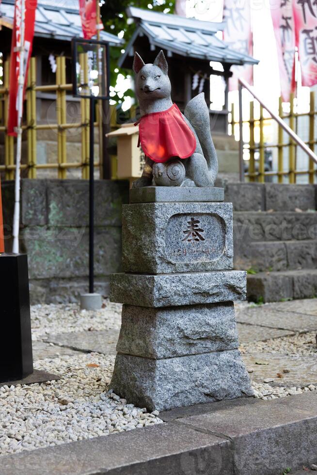 un estatua de zorro a japonés santuario foto