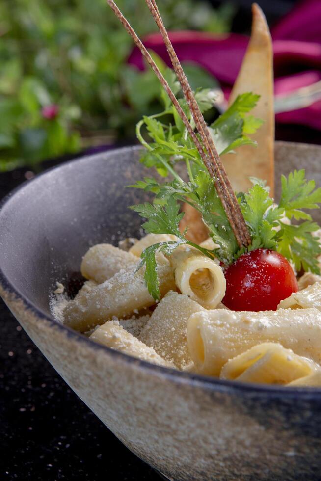Pasta in tomato sauce with chicken Free Photo