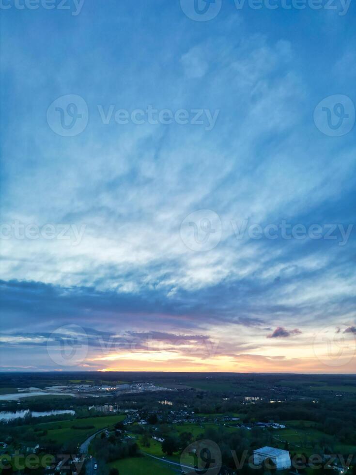 alto ángulo ver de campo de liebre pueblo Londres, puente ux, Inglaterra. unido Reino durante puesta de sol. abril tercero, 2024 foto