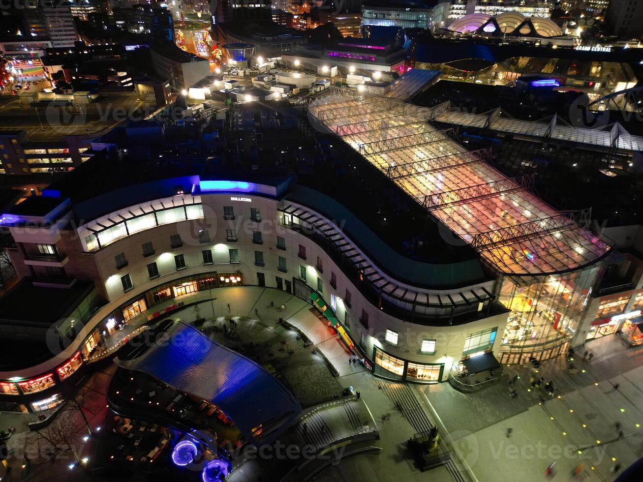 aéreo noche ver de iluminado ciudad centrar edificios de Birmingham central ciudad de Inglaterra unido Reino. marzo 30, 2024 foto