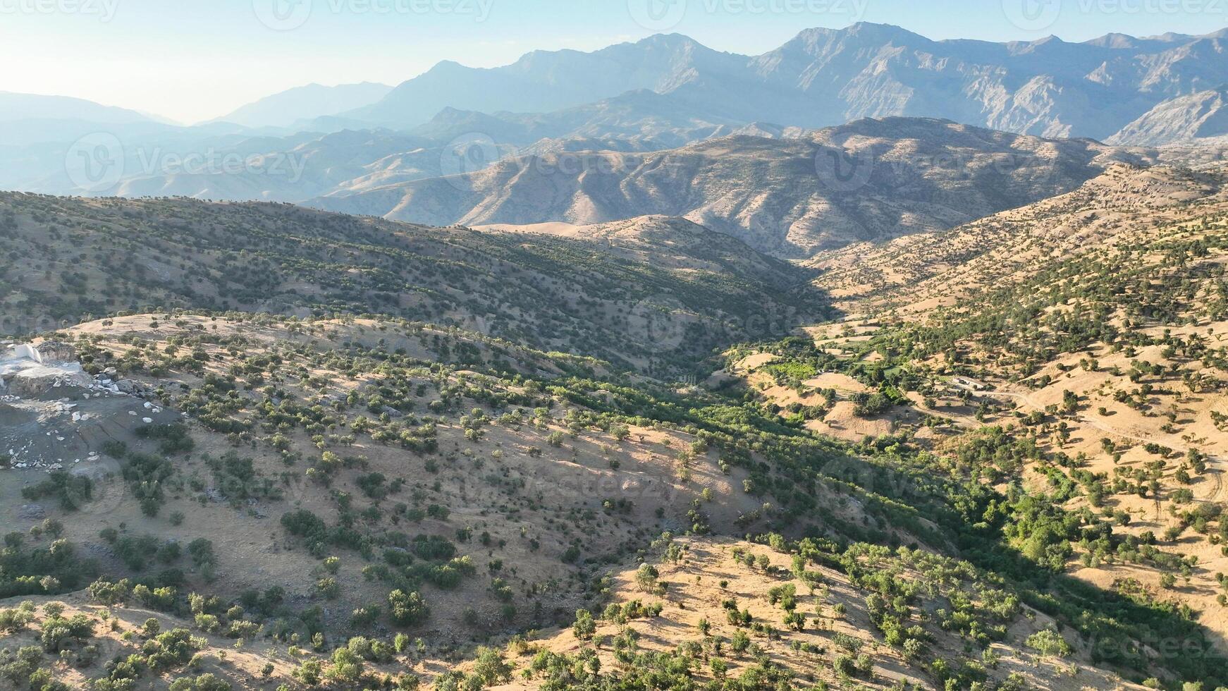 aéreo ver de hermosa paisaje y colinas a Kurdistán, Irak. agosto tercero, 2023 foto