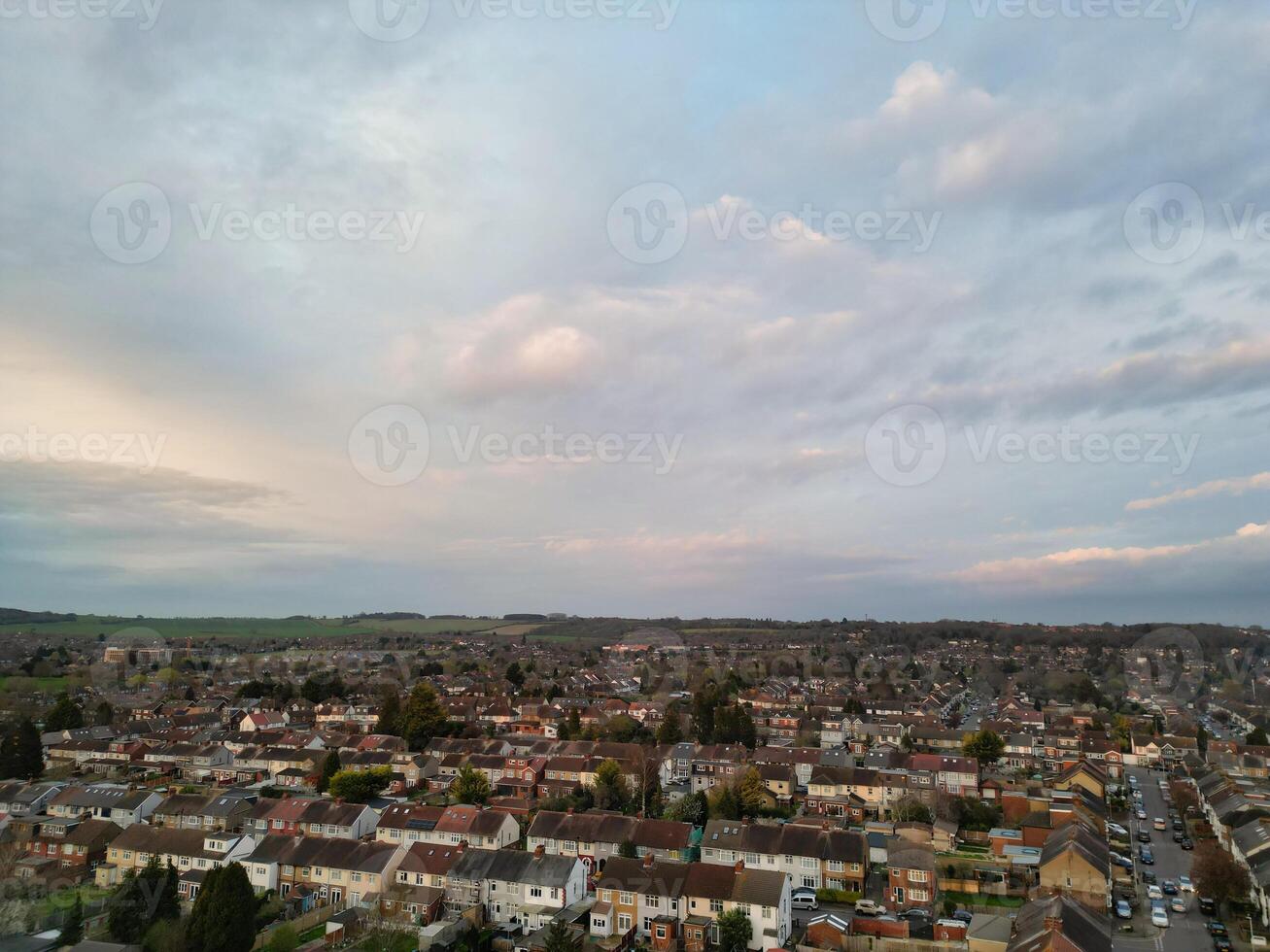 más hermosa aéreo ver de residencial distrito durante naranja puesta de sol terminado lutón, Inglaterra Reino Unido. marzo 19, 2024 foto