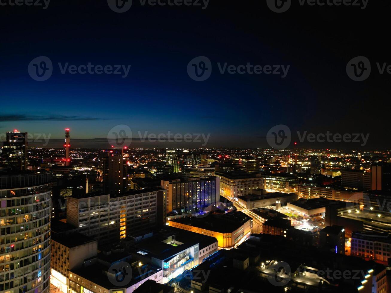 aéreo noche ver de iluminado ciudad centrar edificios de Birmingham central ciudad de Inglaterra unido Reino. marzo 30, 2024 foto