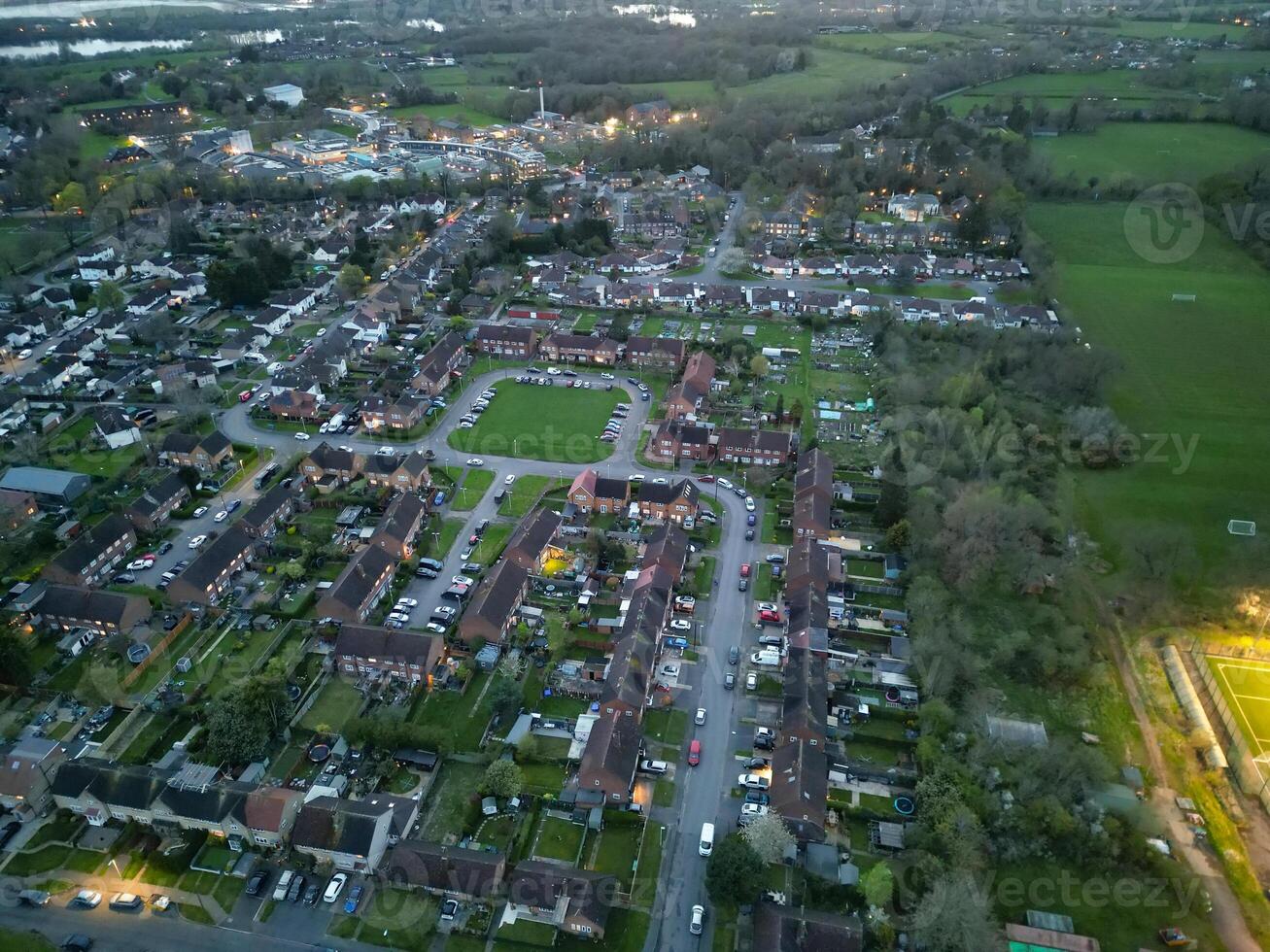 alto ángulo ver de campo de liebre pueblo Londres, puente ux, Inglaterra. unido Reino durante puesta de sol. abril tercero, 2024 foto