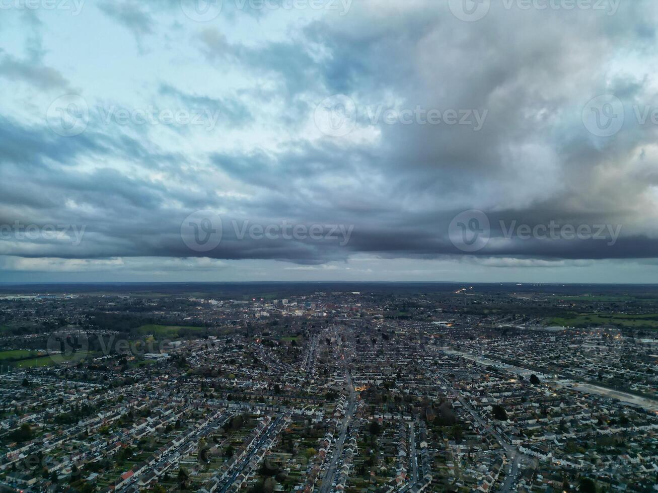 aéreo ver de residencial inmuebles a lutón ciudad de Inglaterra durante puesta de sol. unido Reino. marzo 17, 2024 foto