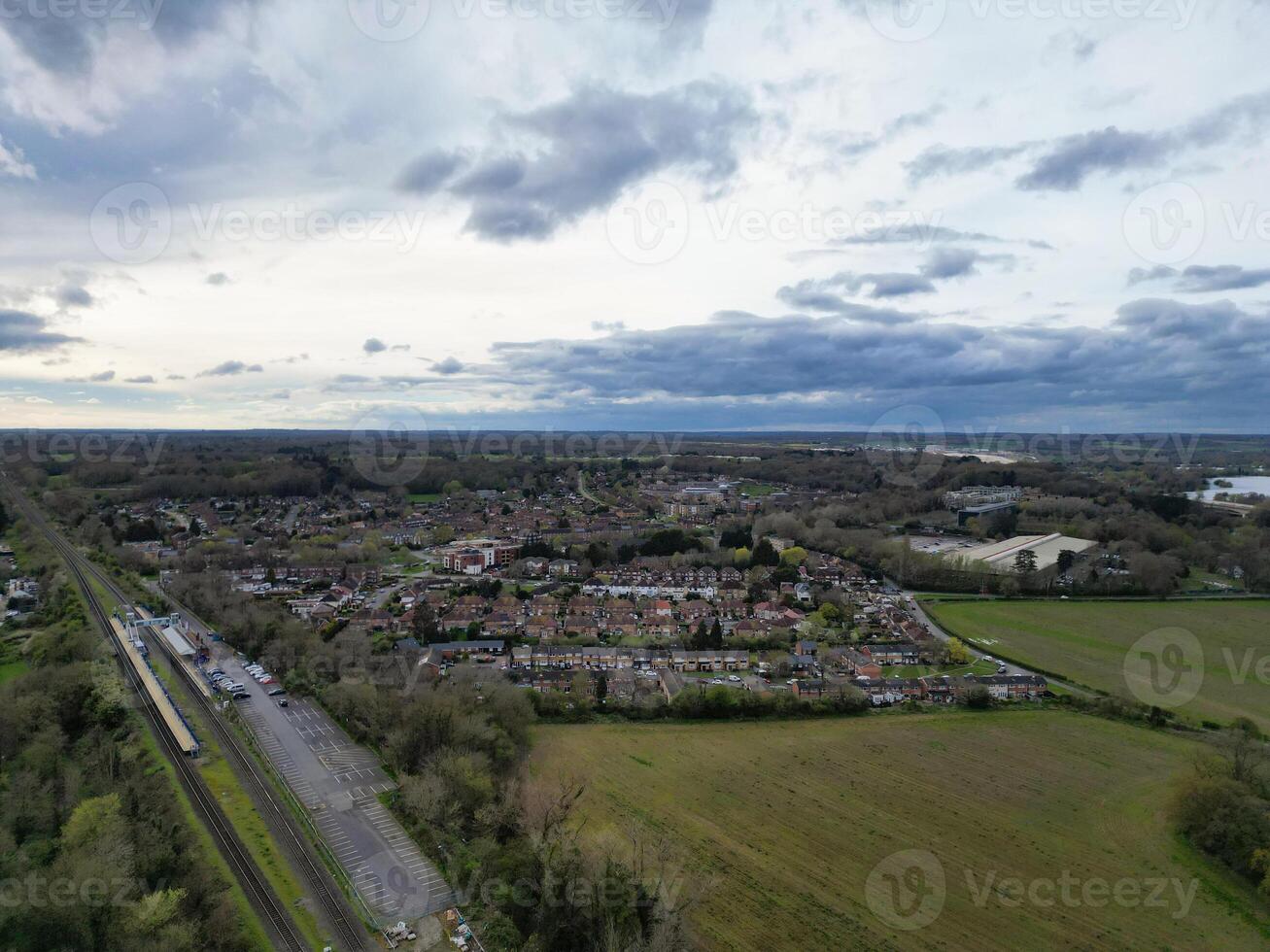 aéreo ver de denham verde pueblo Londres, puente ux, Inglaterra. unido Reino. abril tercero, 2024 foto