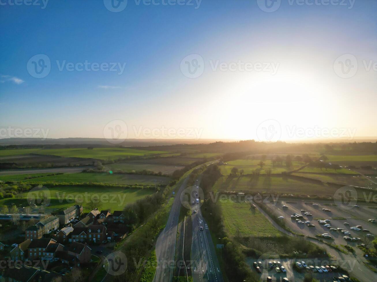 alto ángulo ver de parque y paseo autobús estación a colina de espinas Oxfordshire Inglaterra unido Reino durante amanecer. marzo 23, 2024 foto