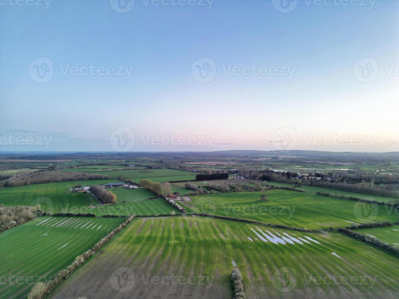 aéreo ver de británico campo paisaje cerca Oxford ciudad, Oxfordshire, Inglaterra Reino Unido durante amanecer Mañana. marzo 23, 2024 foto