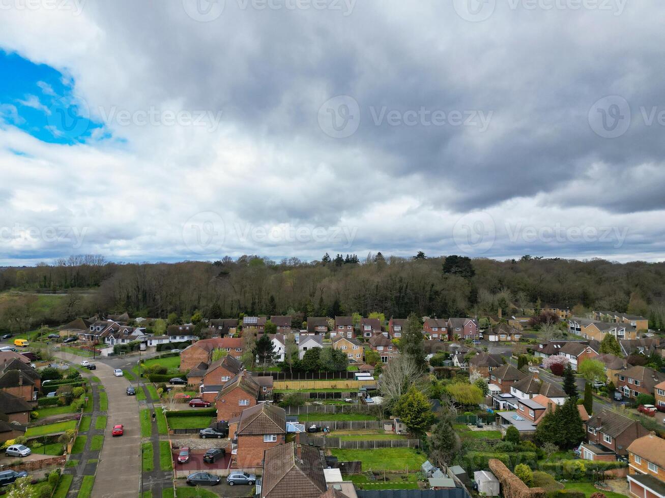 aéreo ver de denham verde pueblo Londres, puente ux, Inglaterra. unido Reino. abril tercero, 2024 foto