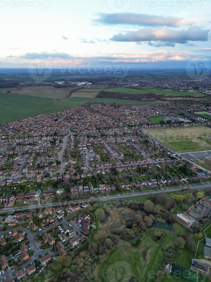 aéreo ver de residencial inmuebles a lutón ciudad de Inglaterra durante puesta de sol. unido Reino. marzo 17, 2024 foto