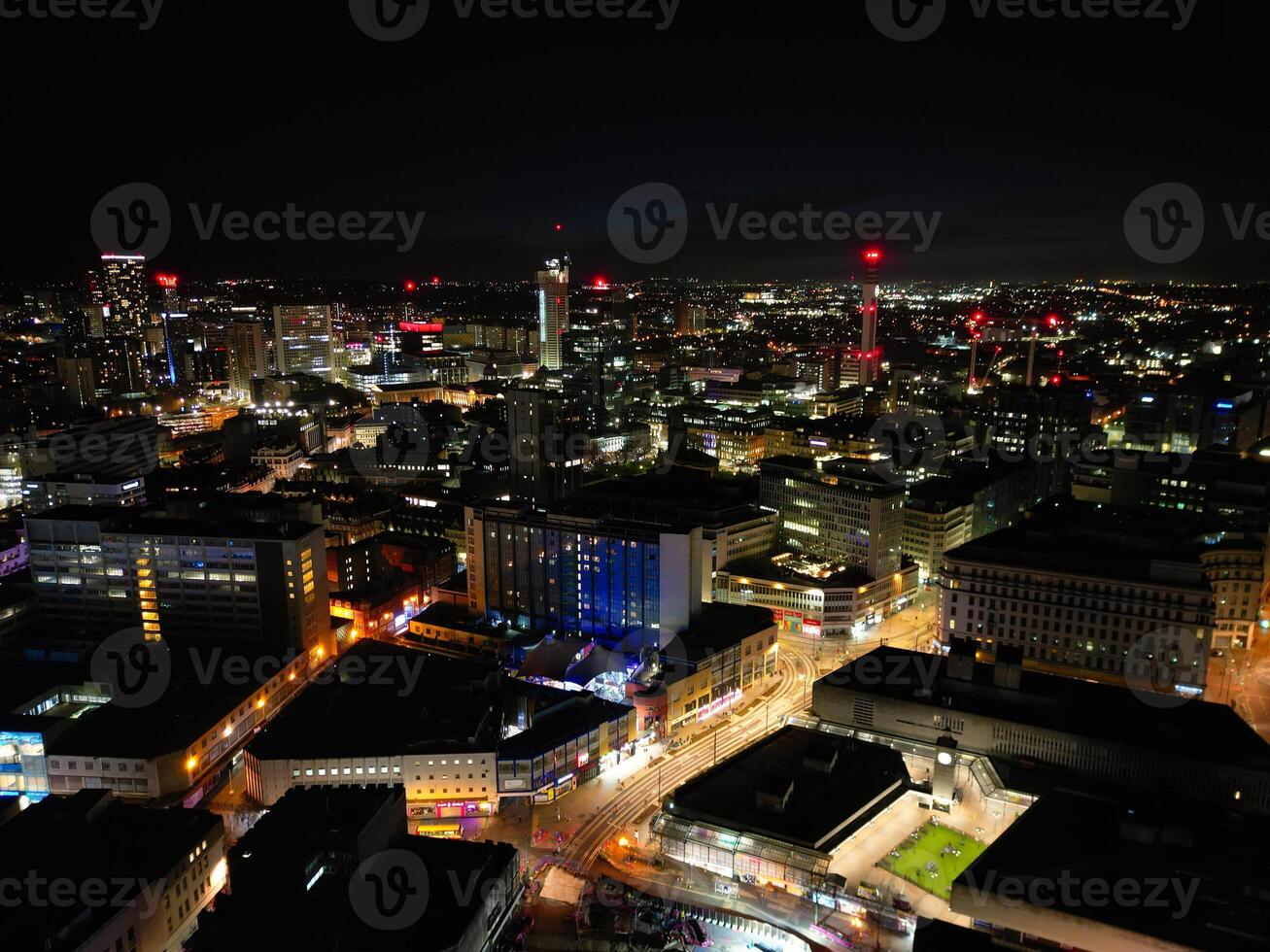 aéreo noche ver de iluminado ciudad centrar edificios de Birmingham central ciudad de Inglaterra unido Reino. marzo 30, 2024 foto