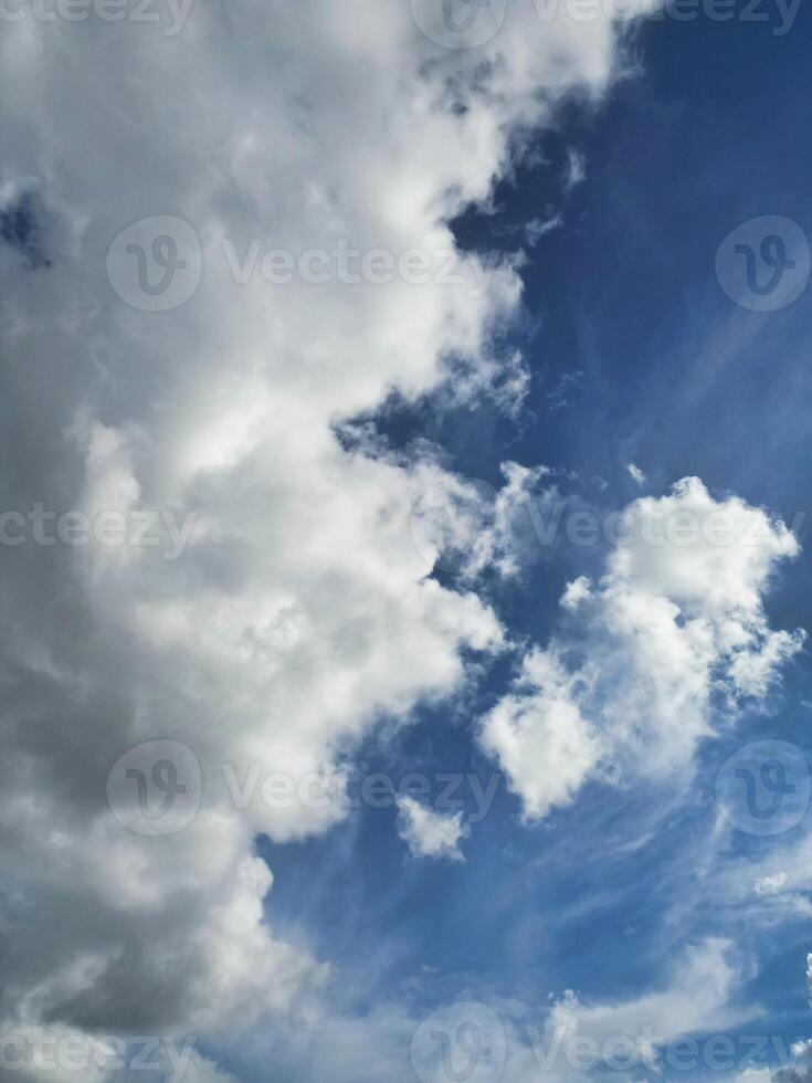 hermosa cielo con dramático nubes terminado Birmingham ciudad de Inglaterra unido Reino, marzo 30, 2024 foto