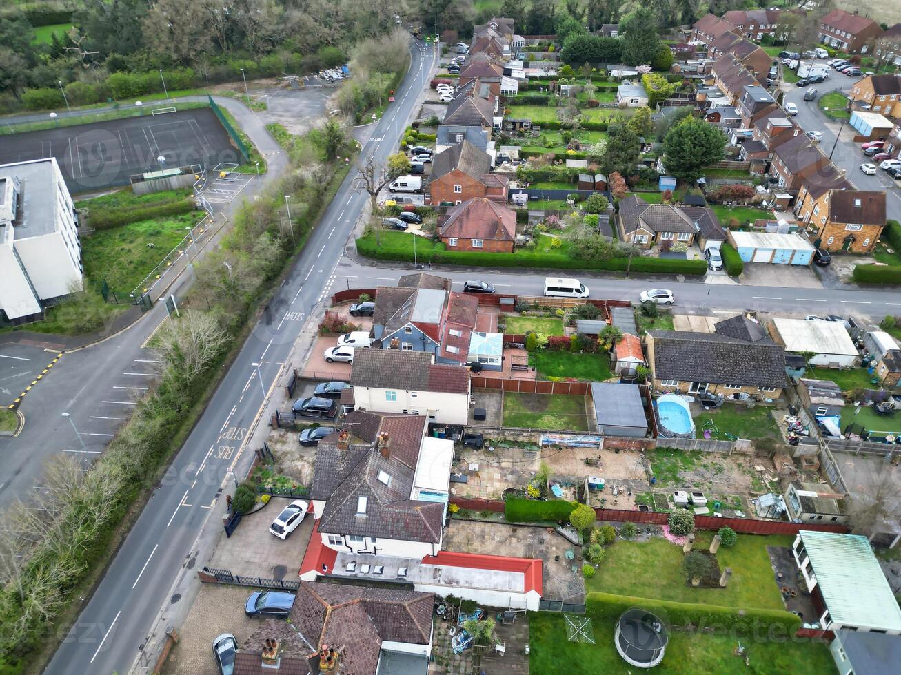 alto ángulo ver de campo de liebre pueblo Londres, puente ux, Inglaterra. unido Reino durante puesta de sol. abril tercero, 2024 foto