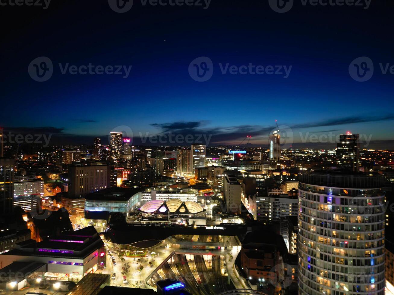 aéreo noche ver de iluminado ciudad centrar edificios de Birmingham central ciudad de Inglaterra unido Reino. marzo 30, 2024 foto