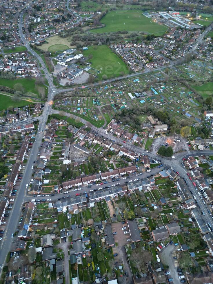 aéreo ver de residencial inmuebles a lutón ciudad de Inglaterra durante puesta de sol. unido Reino. marzo 17, 2024 foto