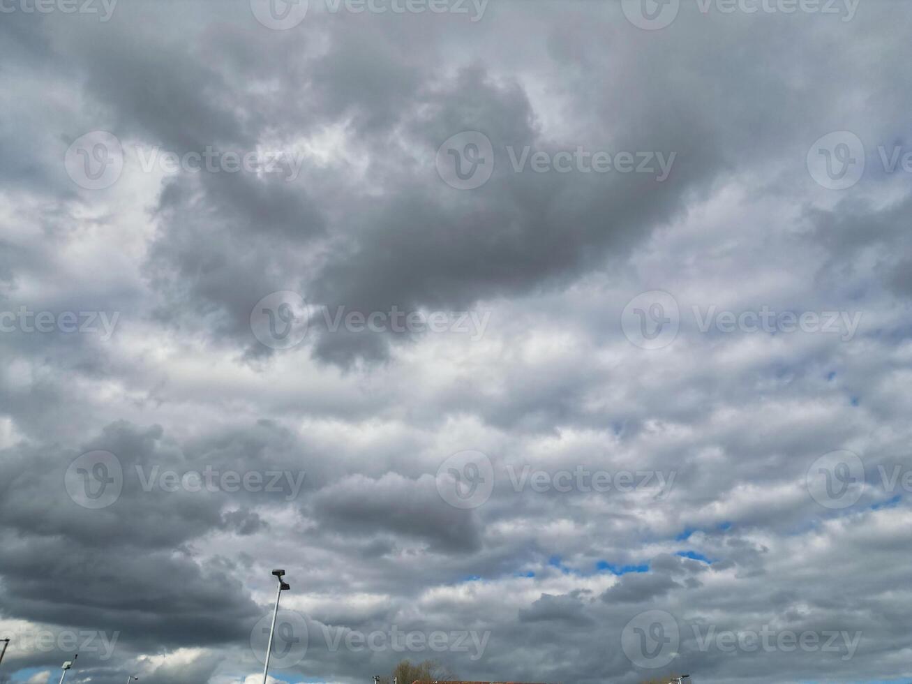 hermosa cielo con dramático nubes terminado Birmingham ciudad de Inglaterra unido Reino, marzo 30, 2024 foto