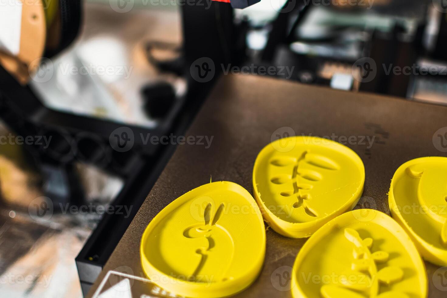 3d printer with some objects on the tray printed with pla filament photo