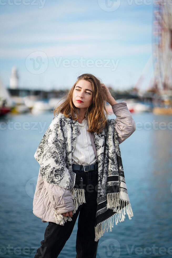 hermosa niña en pie cerca mar. puerto marítimo o atracar en antecedentes. joven mujer foto