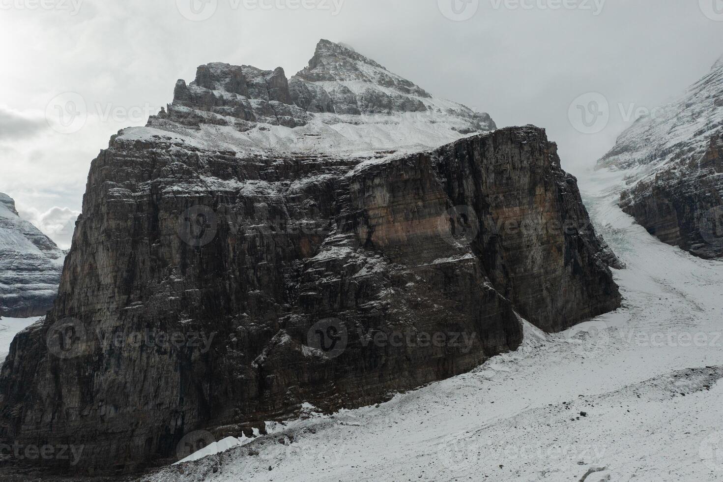 aéreo ver de nevadas montar lefroy en un otoño día foto