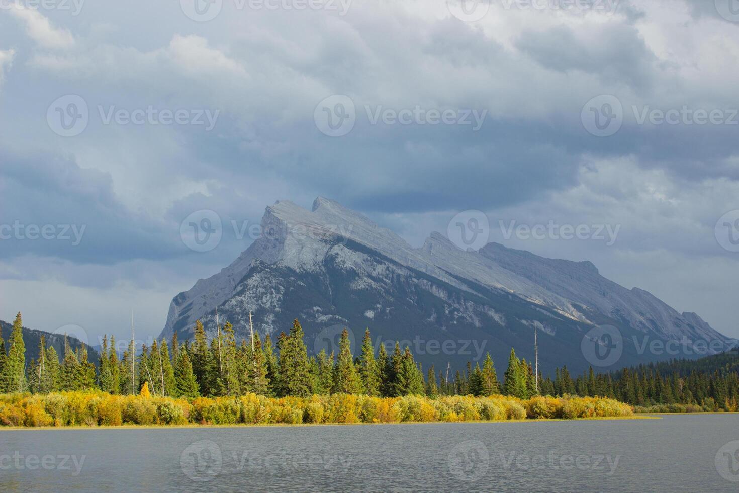 bermellón lagos cerca banff, Canadá. foto