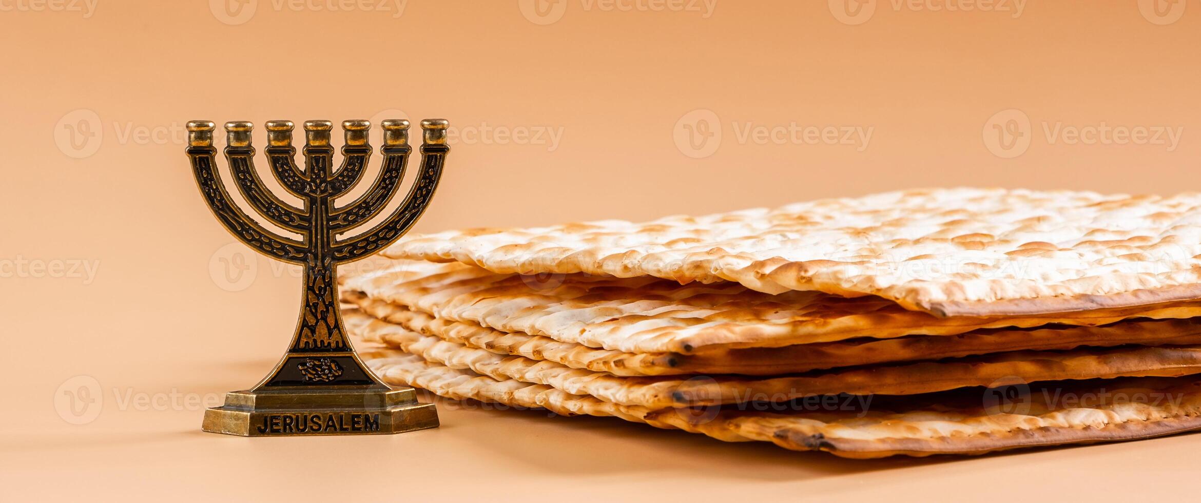 contento Pascua. tradicional judío Menorah candelero y matzo un pan foto