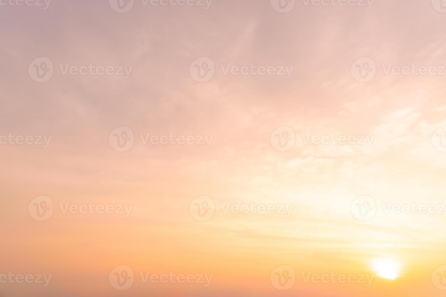 hermosa Mañana o noche naranja o rojo cielo tomado mientras Dom conjunto o Dom subir a el mar usado como natural blackground textura foto