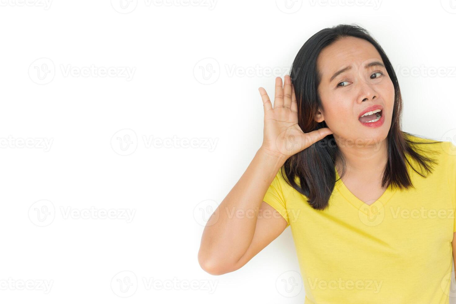 mujer escuchando alguna cosa en blanco antecedentes. foto