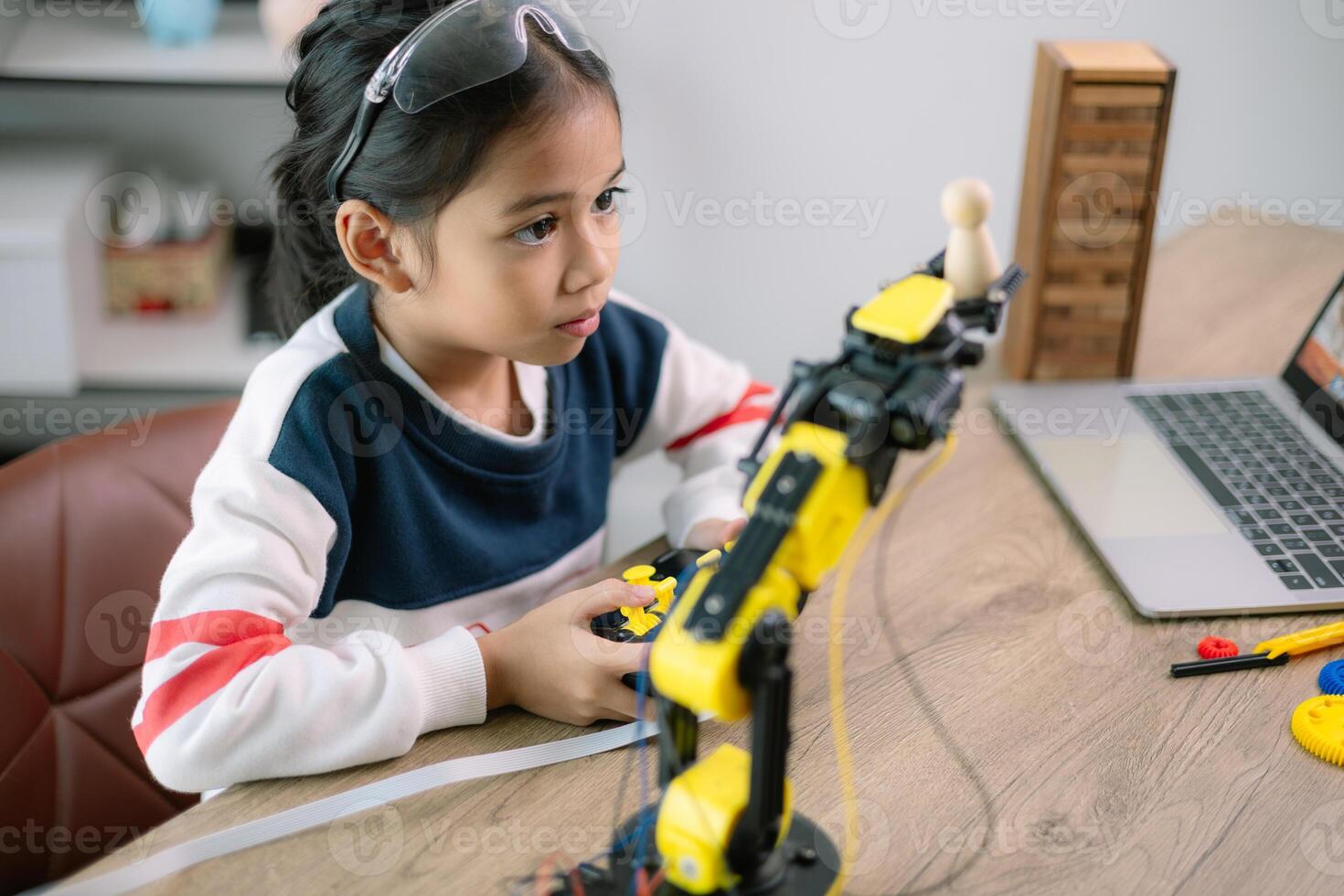 asiático muchachas fueron aprendizaje robot programación y consiguiendo lecciones controlar en robot brazos. laboratorio. matemáticas, ingeniería, ciencia, tecnología, computadora código, codificación. vástago educación. foto