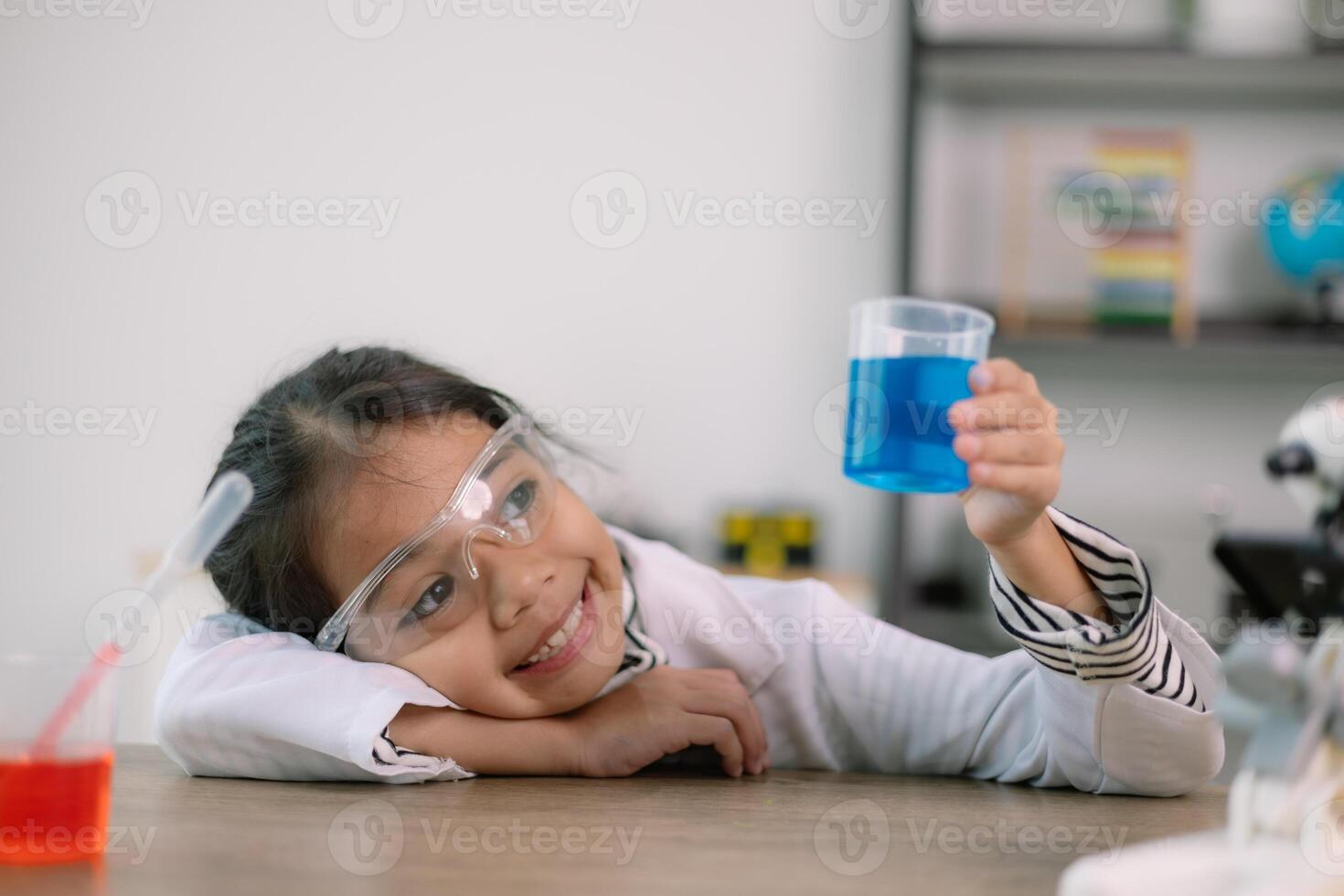 asiático niño niña aprendizaje Ciencias química con prueba tubo haciendo experimentar a colegio laboratorio. educación, ciencia, química, y para niños conceptos. temprano desarrollo de niños. foto