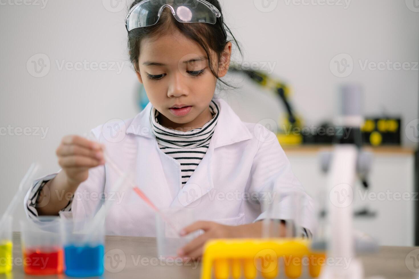 asiático niño niña aprendizaje Ciencias química con prueba tubo haciendo experimentar a colegio laboratorio. educación, ciencia, química, y para niños conceptos. temprano desarrollo de niños. foto