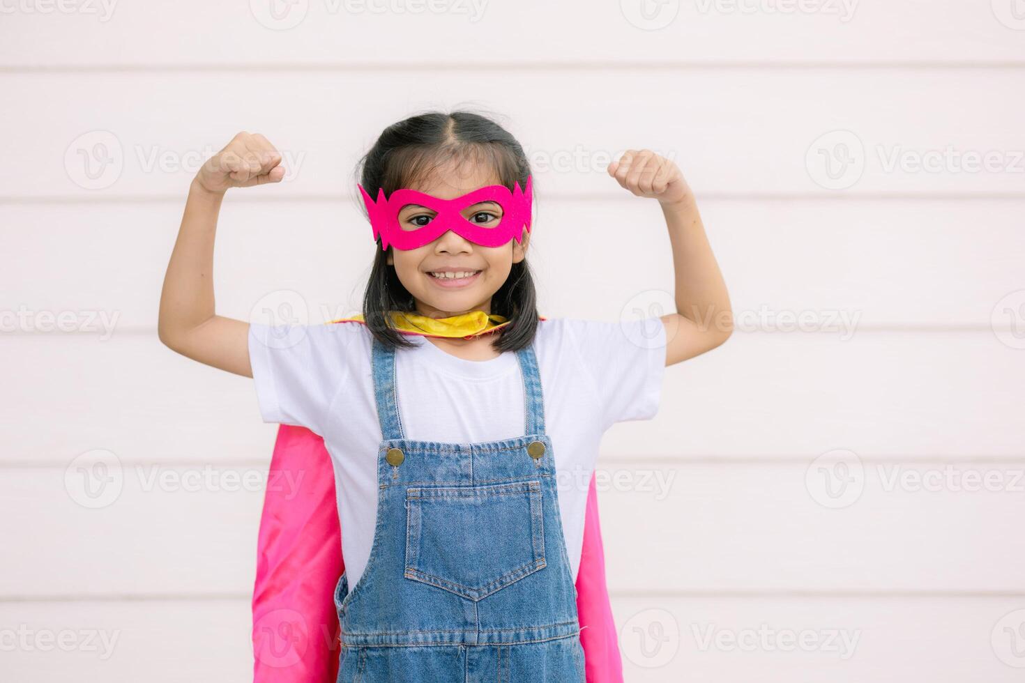 un gracioso pequeño niña vistiendo un superhéroe traje. superhéroe concepto. foto