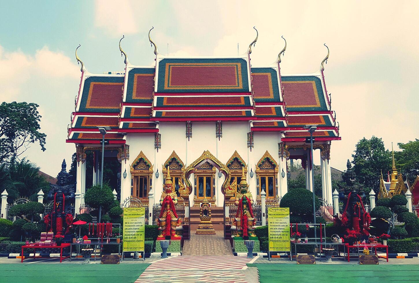 bangkok, Tailandia - marzo 3, 2024 estatua de tao wessuwan para Adoración y fe en santidad con antiguo Iglesia en tailandés templos religión, punto de referencia para viaje y exterior diseño en Asia estilo. foto