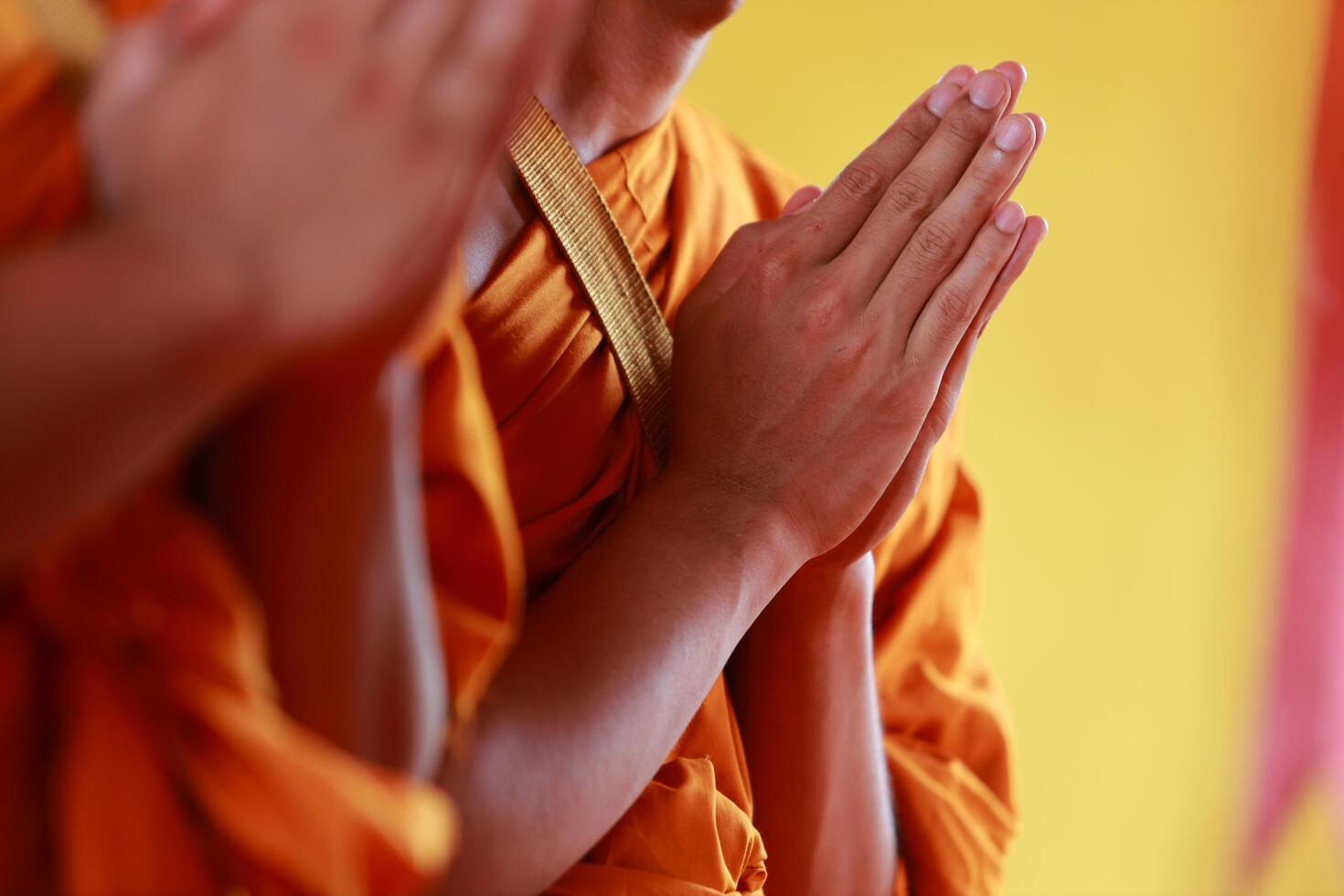 monjes son ejecutando budista rituales a orar para el almas de el fallecido a Vamos a cielo y encontrar felicidad después muerte. el concepto de budista rituales a orar para el espíritu de el fallecido. foto