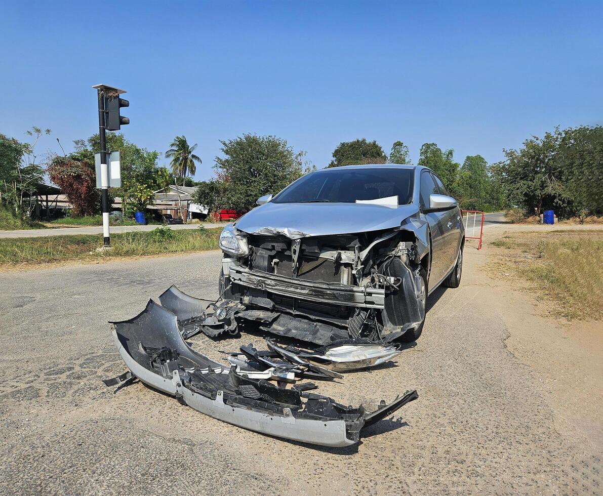 bronce, gris o gris coche rompió o accidente y choque con 6 6 rueda camión con remolque en calle o la carretera. dañado o lesionado en frente parachoque y coche radiador. roto y seguro de vehículo concepto. foto